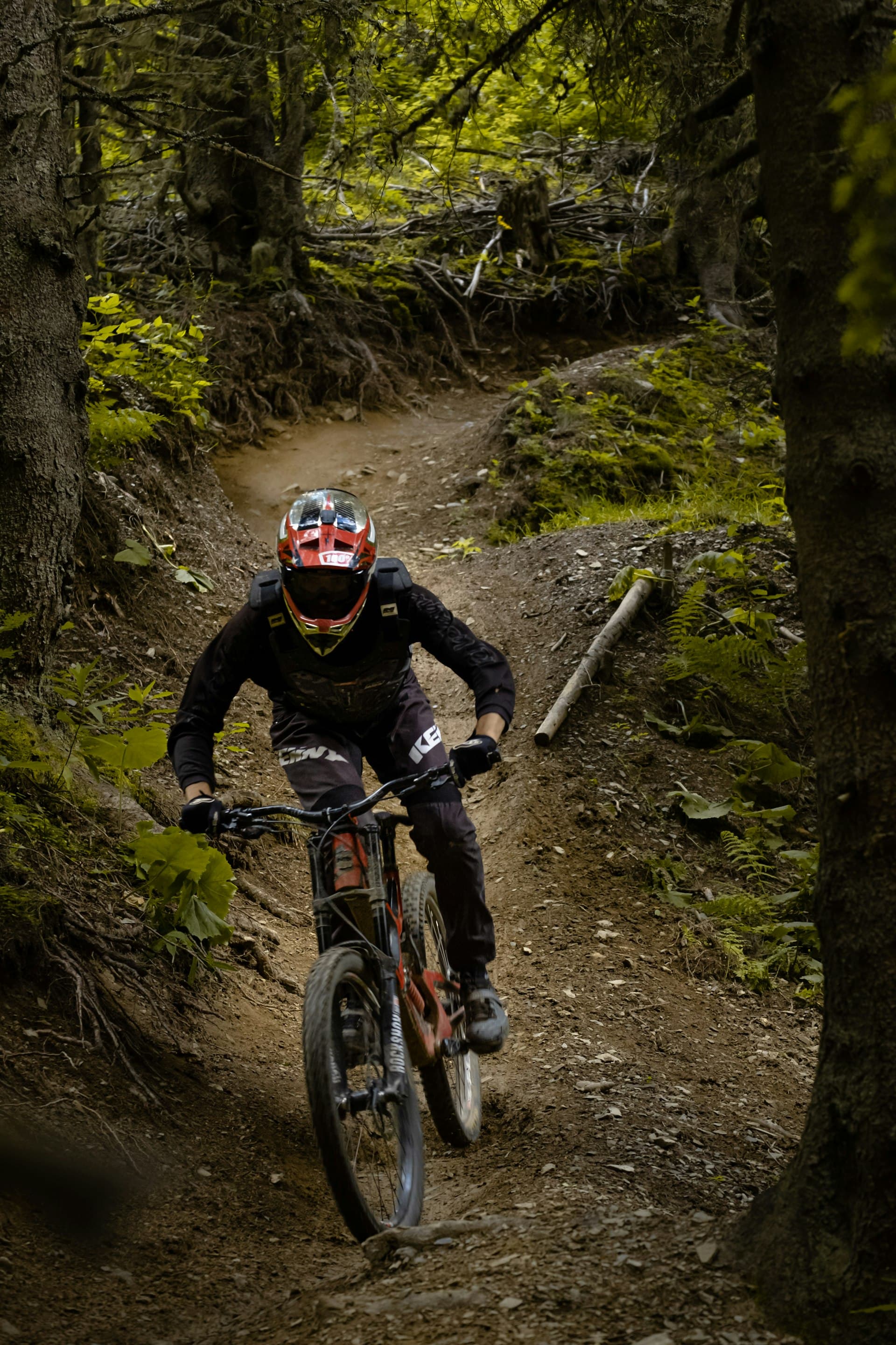 Downhill: precisión técnica a alta velocidad, la misma disciplina que Softrace aplica en ingeniería de misión crítica, asistido por IA